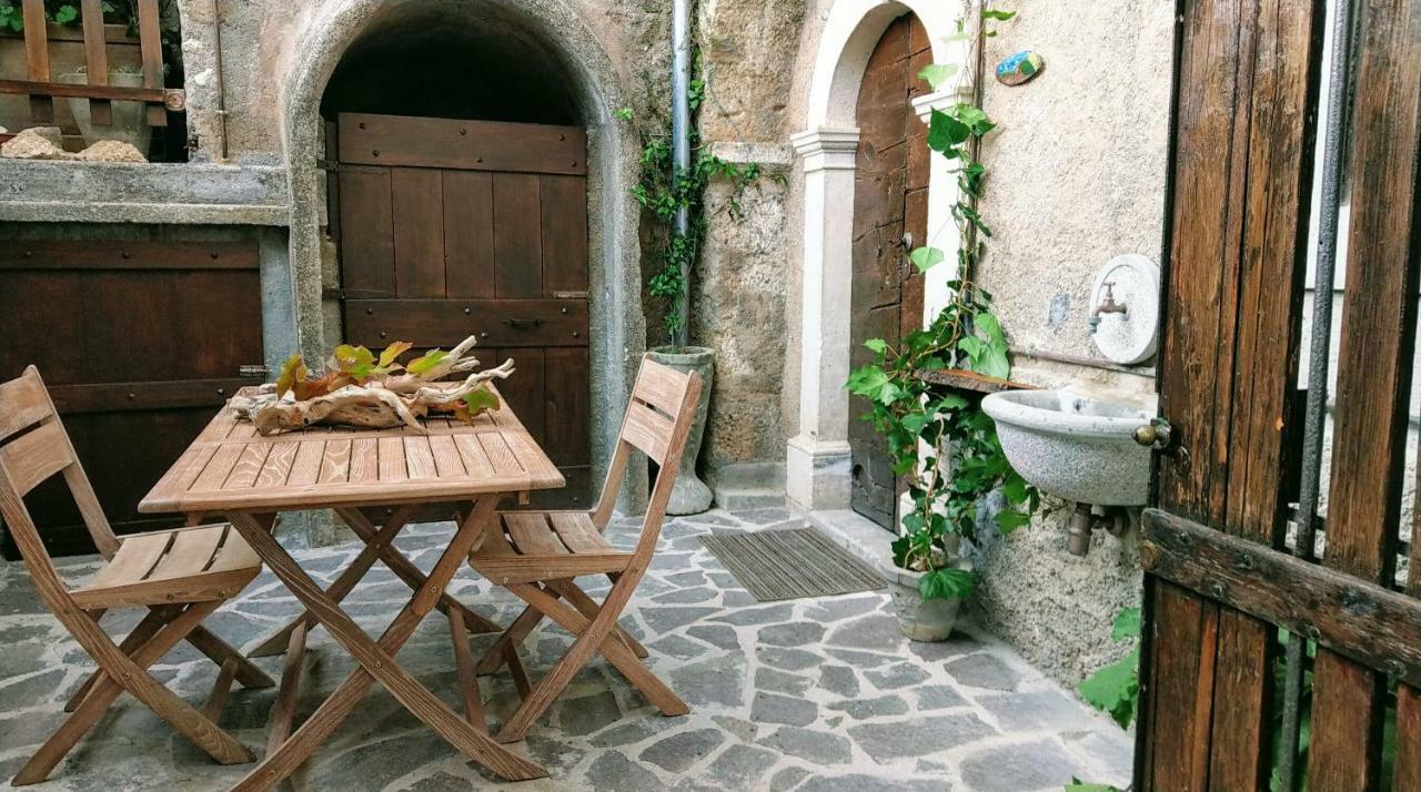 Villa Antica Roccia Calascio Exterior foto